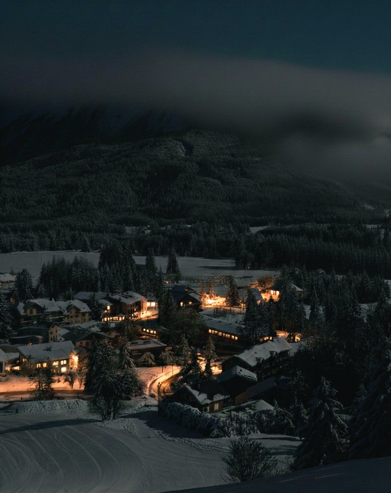 _petitbaroudeur's tweet photo. La nuit étend son calme en silence feutré,
La neige apaise tout, le monde semble arrêté,
Le froid réveille l’âme d’un frisson léger,
Et la nuit nous berce, doucement, pour mieux rêver.

#poésie #poeme #poesiefrancaise #poeteduquotidien #Feclaz #Savoie https://t.co/79eNVr41d3