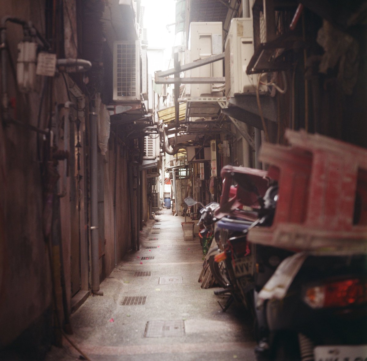 hide_c_life's tweet image. 台湾のフィルムがやっと戻ってきた。
なかなかいい感じのカットが多くて期待できそう。
台湾は2回とも同じカメラ(オートコードとGR1sとα7S)で行ったので、どこかの機会にまとめたいなぁ。

#minolta #AUTOCORD
#Lomography #CN100 #CN400 #CN800