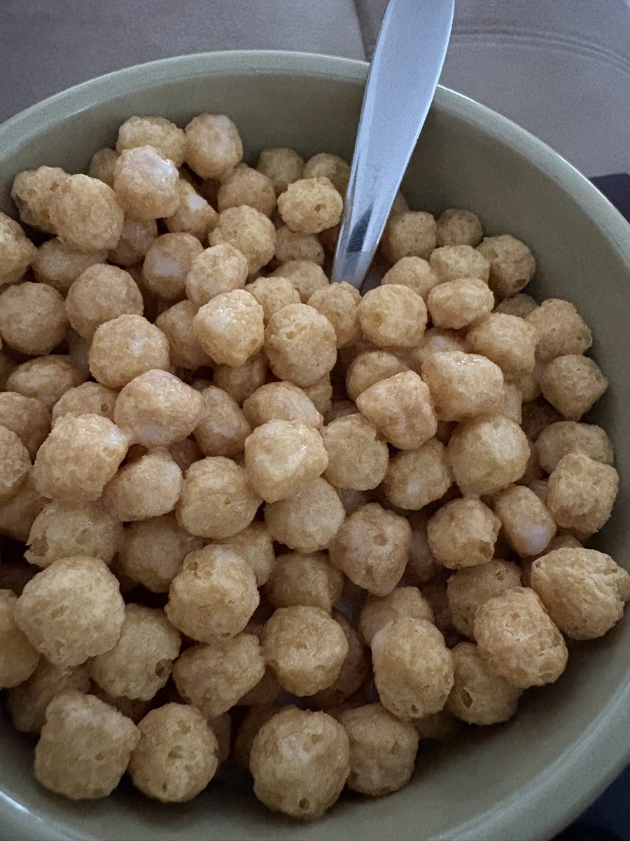 jmac1083's tweet photo. A snowy Sunday morning calls for @RealCapnCrunch and cartoons #peanutbuttercrunch https://t.co/lCb2YcPLhc