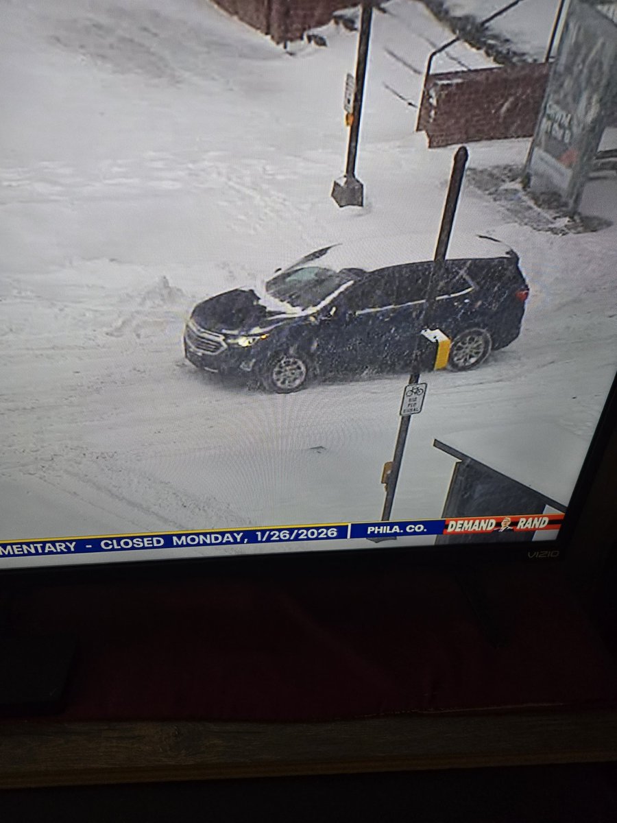 Such an idiot!!!  This guy is waving to Mike &amp; Alex!    Toot Toot <a href="/MikeFOX29/">Mike Jerrick</a> <a href="/AlexHolleyFOX29/">Alex Holley</a> <a href="/thomasdrayton/">Thomas Drayton</a> <a href="/SueSerioFox29/">Sue Serio</a>