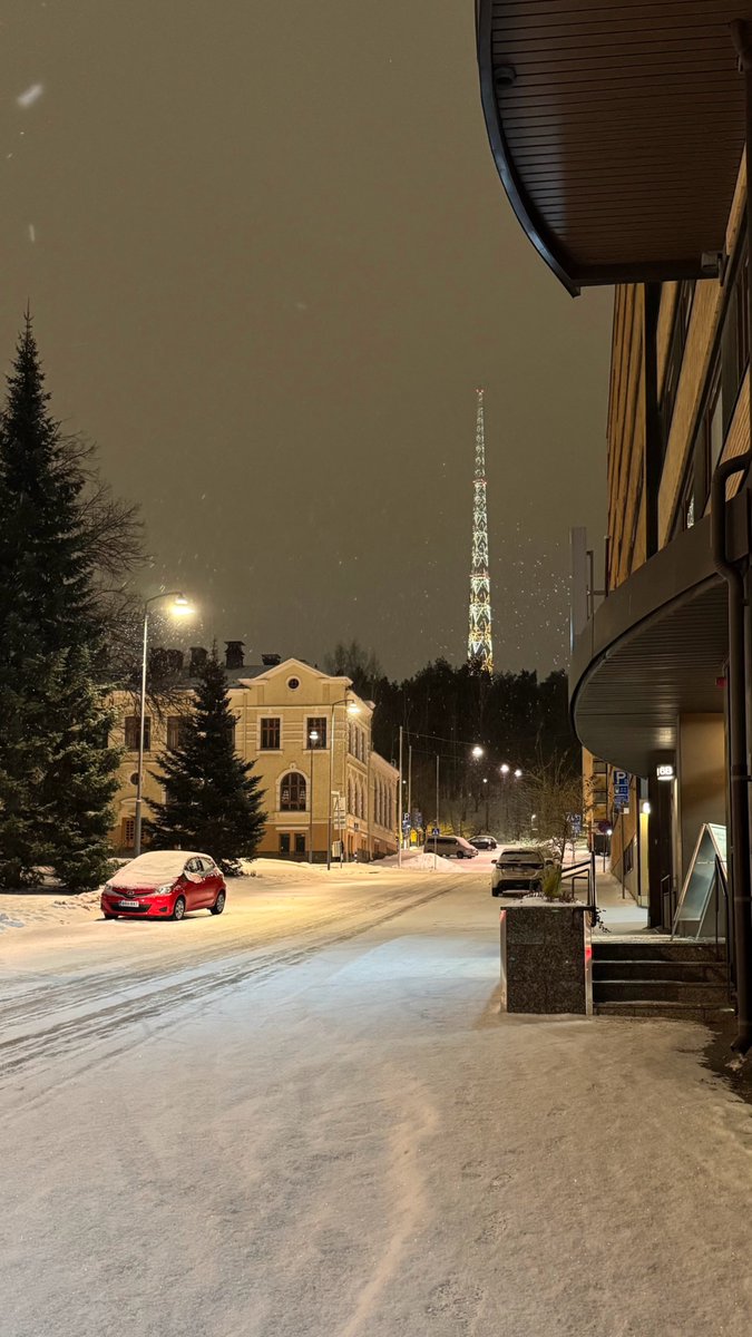 KariHar's tweet photo. 26.1.1918 SDP:n puoluetoimikunnasta lohkaistu Suomen työväen toimeenpaneva komitea teki lopullisen päätöksen vallankumouksen aloittamisesta. Helsingin työväentalon torniin sytytettiin punainen lyhty kello 23, jolloin katsotaan sisällissodan alkaneen. https://t.co/2DWBvCUJOa