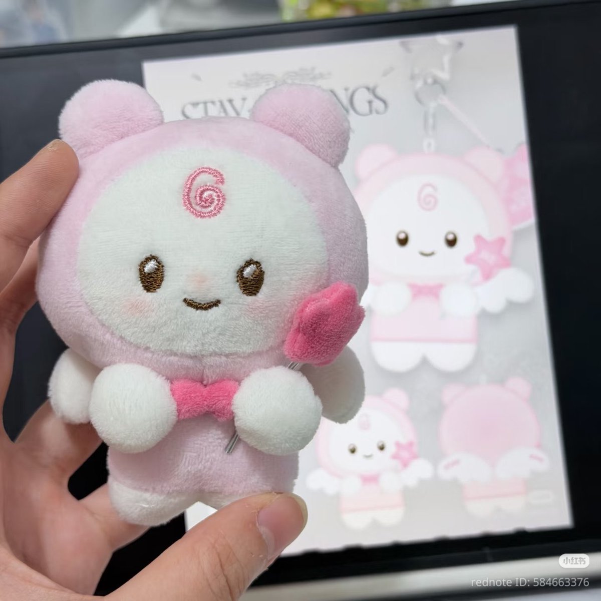 ninoononie_'s tweet image. sure remove those “albums”. we got us some amazing staytists with their cute creations too 🎀

maybe we prefer to buy from them for a more REASONABLE PRIZES.

stay 1  -  0 jype.