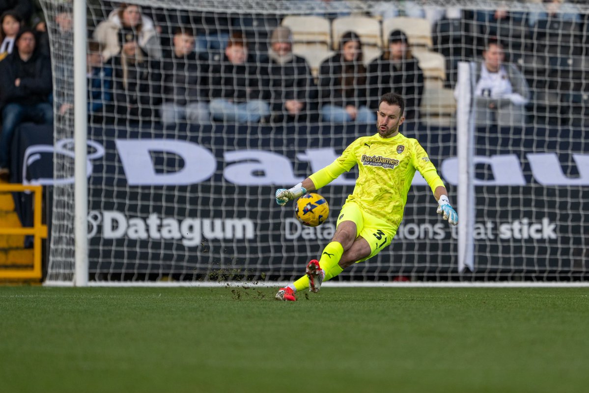 jbelly31's tweet image. The perfect home debut, 3 points and a clean one! Thank you all for the reception 🖤🤍