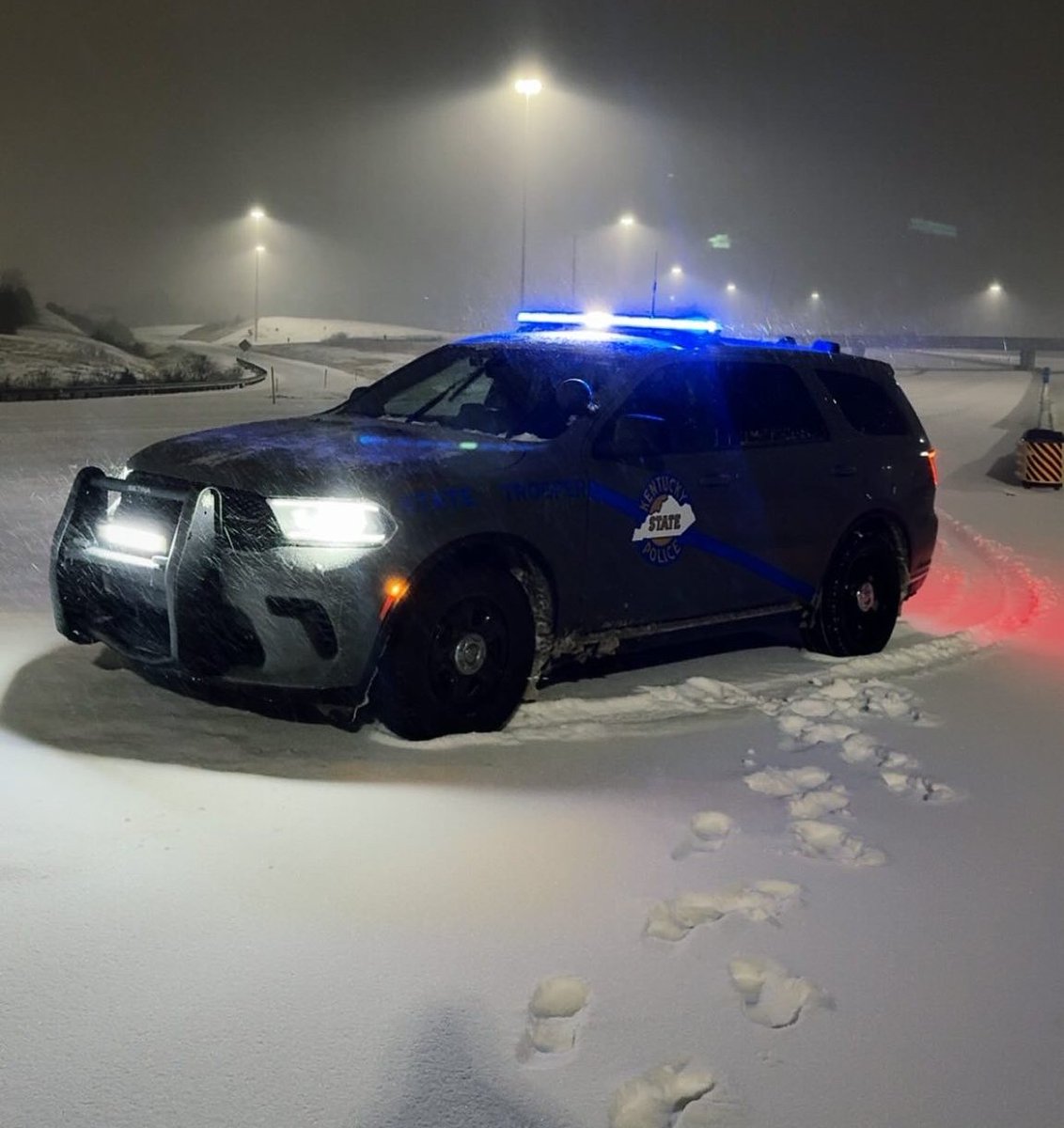 kystatepolice's tweet image. Major roadways located in all KSP post areas are covered in snow and ice. We urge everyone to stay off the roads. If you must travel, clear the snow and ice from your vehicle. #WinterStormFern #KentuckyStatePolice (2/2)