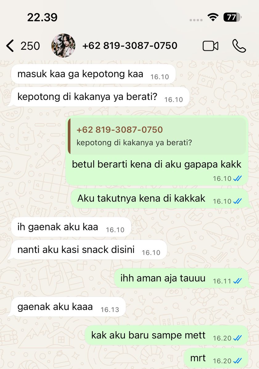 acareaaaa's tweet photo. oke singkat cerita selama dijalan aktif ttp chatan, aku akhirnya sampe venue tenis indoor senayan. nah di sini mulai curiga karna tbtb dia gabales samsek. aku udah coba telfonin juga akhirnya dibales walaupun jawabannya udah sus bgt “HAYOLOH AKU TIPU” https://t.co/AV0j6Vtpjk