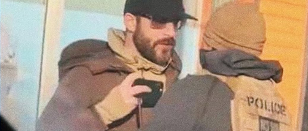 _taciturna's tweet photo. “Alex Pretti si è avvicinato agli agenti con una pistola semiautomatica calibro 9 mm”

Allora io non me ne intendo molto di armi ma quella che ha in mano non mi sembra una pistola https://t.co/odApyC4DyX