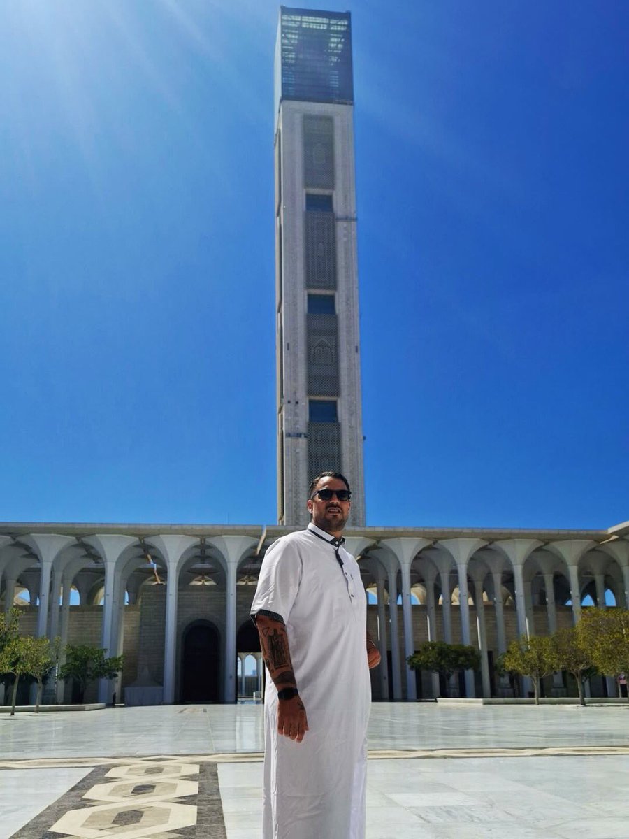 8/ Lors d’un voyage en #Algérie, il a posé fièrement en photo vêtu d’un qamis, tenue traditionnelle et à connotation religieuse, devant la mosquée Djamaâ El-Djazaïr. Un clin d’œil très appuyé visant à séduire l’électorat musulman et d’origine algérienne, très représenté à