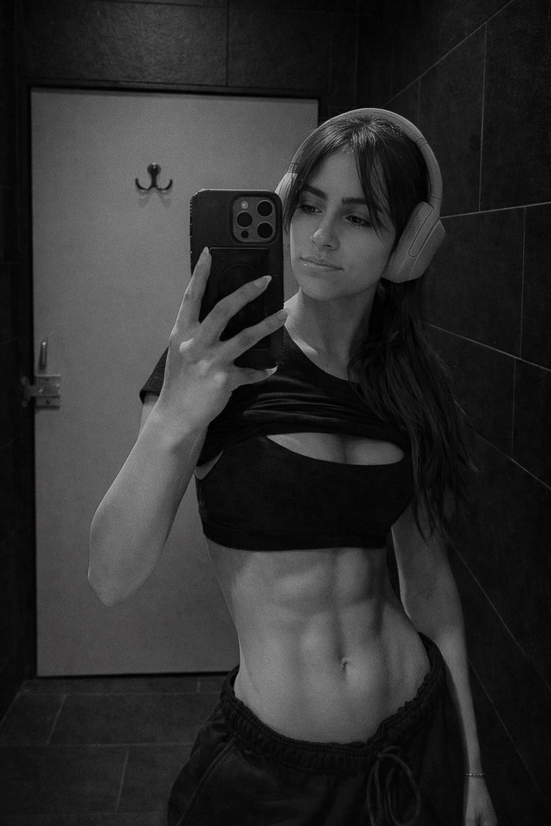 annanissa2003's tweet photo. 1 an et demi de Basic fit plus tard, on peut m'appeler fit girl ou muscle mommy ?
(La barre à 35 kg c'est juste pour genre) https://t.co/zCeAyOSAX1