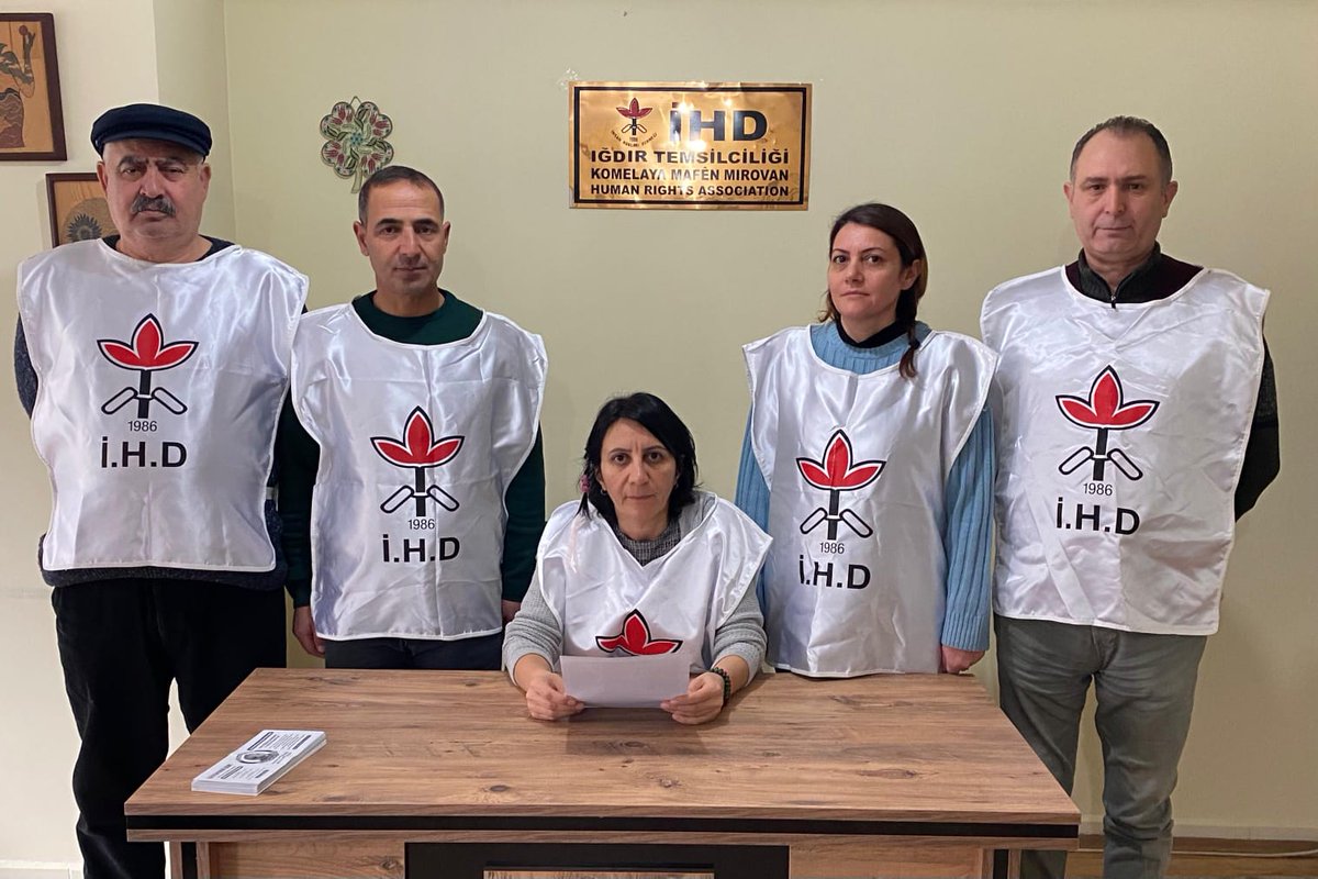 tipigdir's tweet photo. İHD Iğdır Şubesinin çağrısıyla, HTŞ'nin Rojava halkına yönelik gerçekleştirdiği saldırılara dikkat çekmek üzere basın açıklaması düzenledik.

Rojava halkına karşı açılmış bu savaş insanlık onuruna aykırıdır. Şiddeti, işgali ve savaşı kabul etmeyeceğiz, sessiz kalmayacağız! https://t.co/fzXHVa1McW