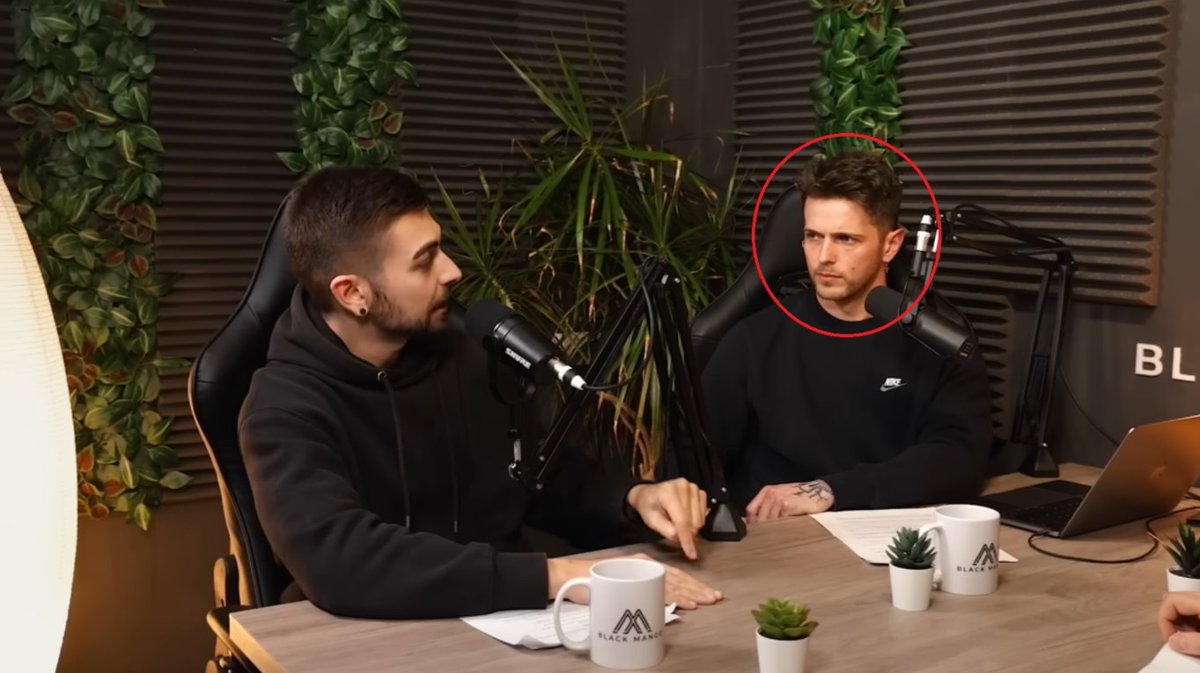 voy a abrir un bombo y es que este tio d aqui es el mayor joseador d este pais
me he visto decenas d episodios y no ha dicho una misera palabra 
todo esto mientras consigue millones d visualizaciones y probablemente se hinche la cuenta del banco
ole sus huevos