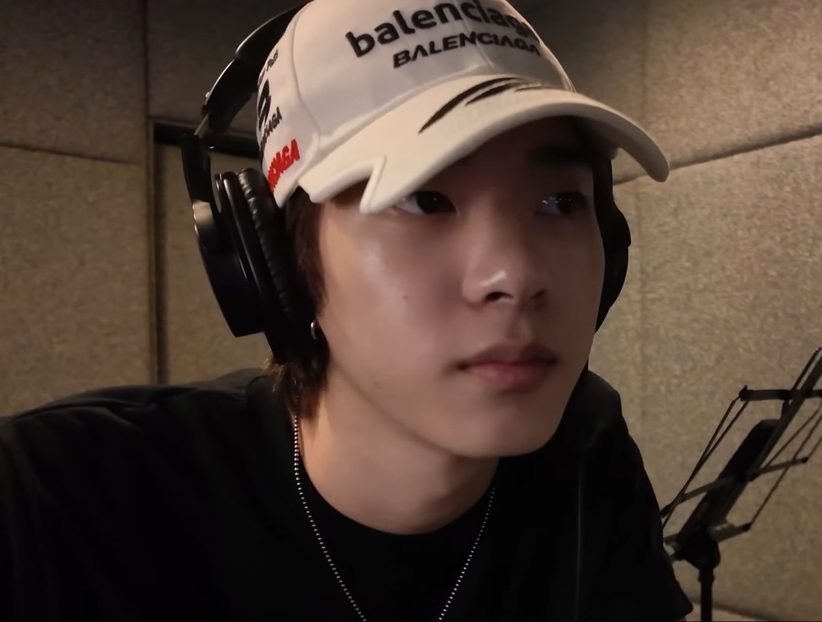 ตี๋ตี๋ร่างพี่ไอดอล ลุคห้องอัดเสียง หน้าสด เสื้อดำ ใส่หมวก คือหล่อเกินเรื่องไปมาก ยิ่งโตยิ่งหล่อ 😭😭😭😭😭 ถึงจะไม่ใช่เบอร์ดี้แต่ตี๋เป็นที่หนึ่งในใจพี่เลย ☝🏻⭐️