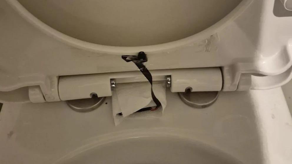 FranceNews24's tweet image. 🔴 INFO - #RoyaumeUni : Une caméra cachée découverte sous un siège de toilettes dans un restaurant. À #Leicester, une femme de 32 ans a trouvé une webcam dissimulée et connectée à Internet dans les toilettes d’un restaurant #GigglingSquid. La police a saisi l’appareil et ouvert