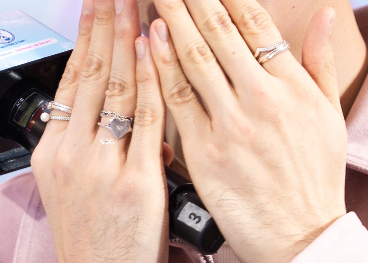 เก่งใส่แหวนตัวอักษรอะไรนะคะไม่ค่อยมั่นใจ ใช่ NP ที่มาจาก NamPing มั้ยคะ 👀

KNP WITH MENTHOLATUM
#LipPerfectorxKengNamping 
#KengNamping​ #KengHarit​ #nampingster