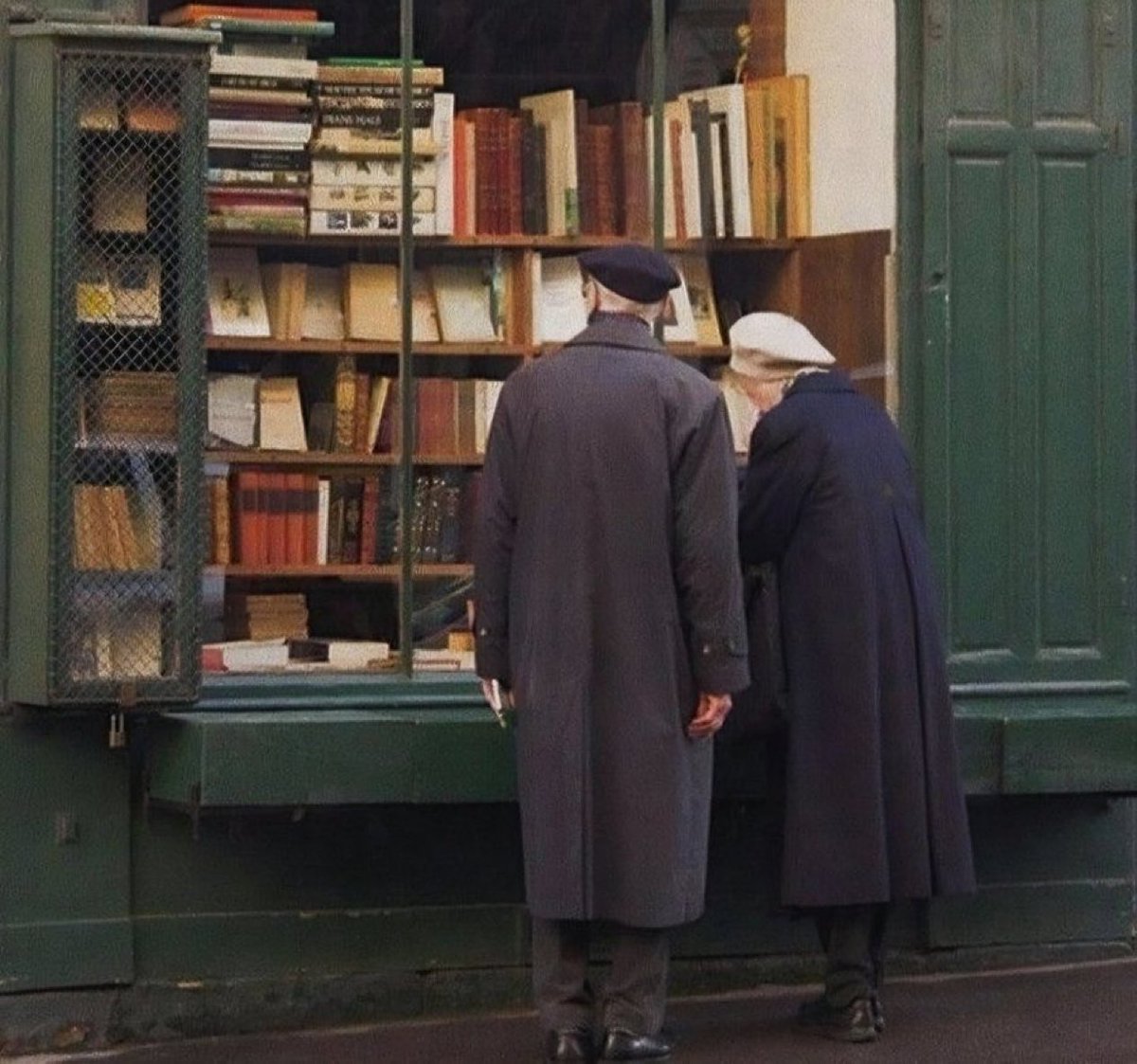 Kitaplığına yeni kitap eklemene vesile olan insanları çok sev. 📚