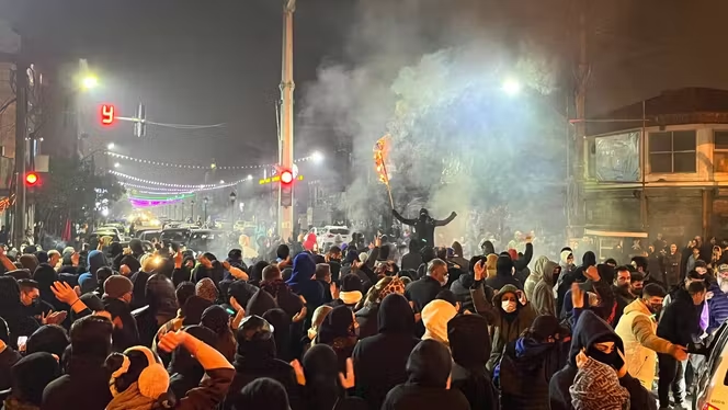 MarioNawfal's tweet image. 🇮🇷 NYT: IRAN GAVE GREEN LIGHT TO KILL PROTESTERS

Iranian security forces were ordered to shoot to kill as protests exploded across the country in early January.

In Tehran, they opened fire from a police station roof. In Karaj, 1 person was shot in the head. In Isfahan, gunfire…