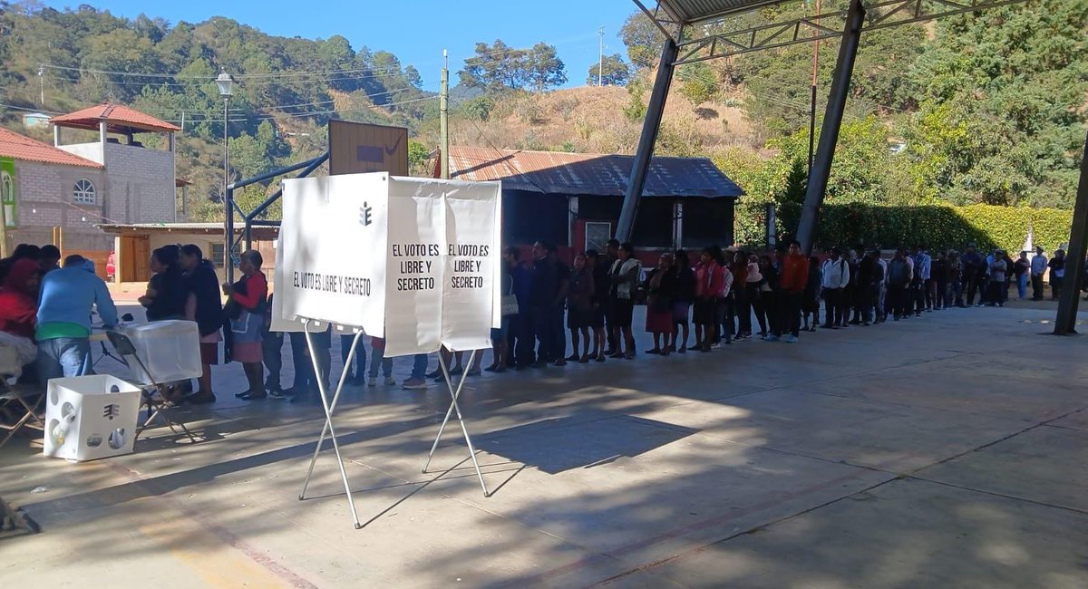 La gente está haciendo suyo este histórico proceso democrático, y está saliendo a participar en la Consulta de Revocación de Mandato.

En municipios como San Blas Atempa, en el Istmo; Pochutla en la Costa y Ojitlán en la Cuenca del Papaloapan, la afluencia de personas es amplia.