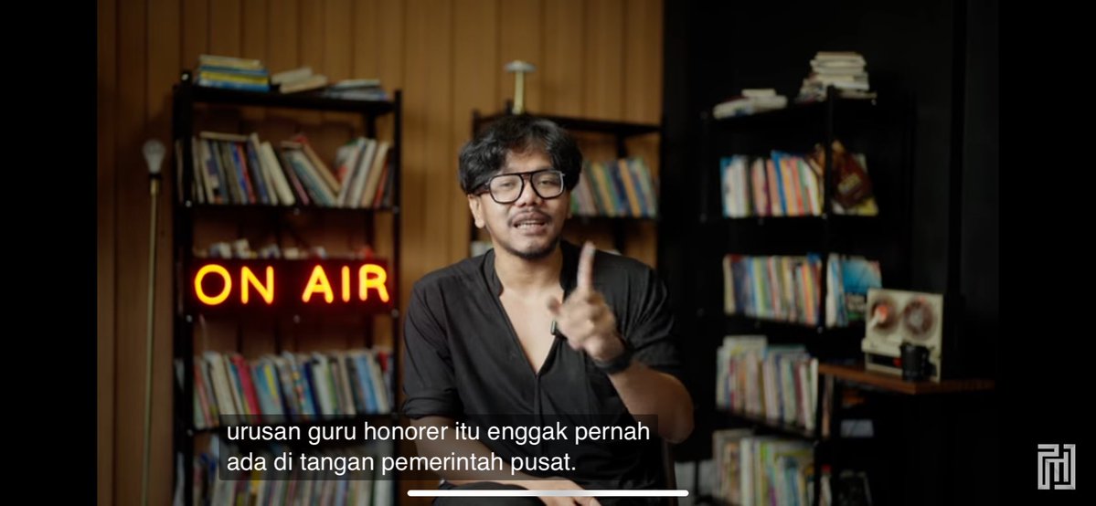 while kebijakan pelarangan memberikan gaji kpd honorer yang gak terdaftar PPPK (uu asn no 20 th.2023) itu yang memberlakukan negara, kenapa bisa dibilang urusan guru honorer enggak pernah ada di tangan pusat?
