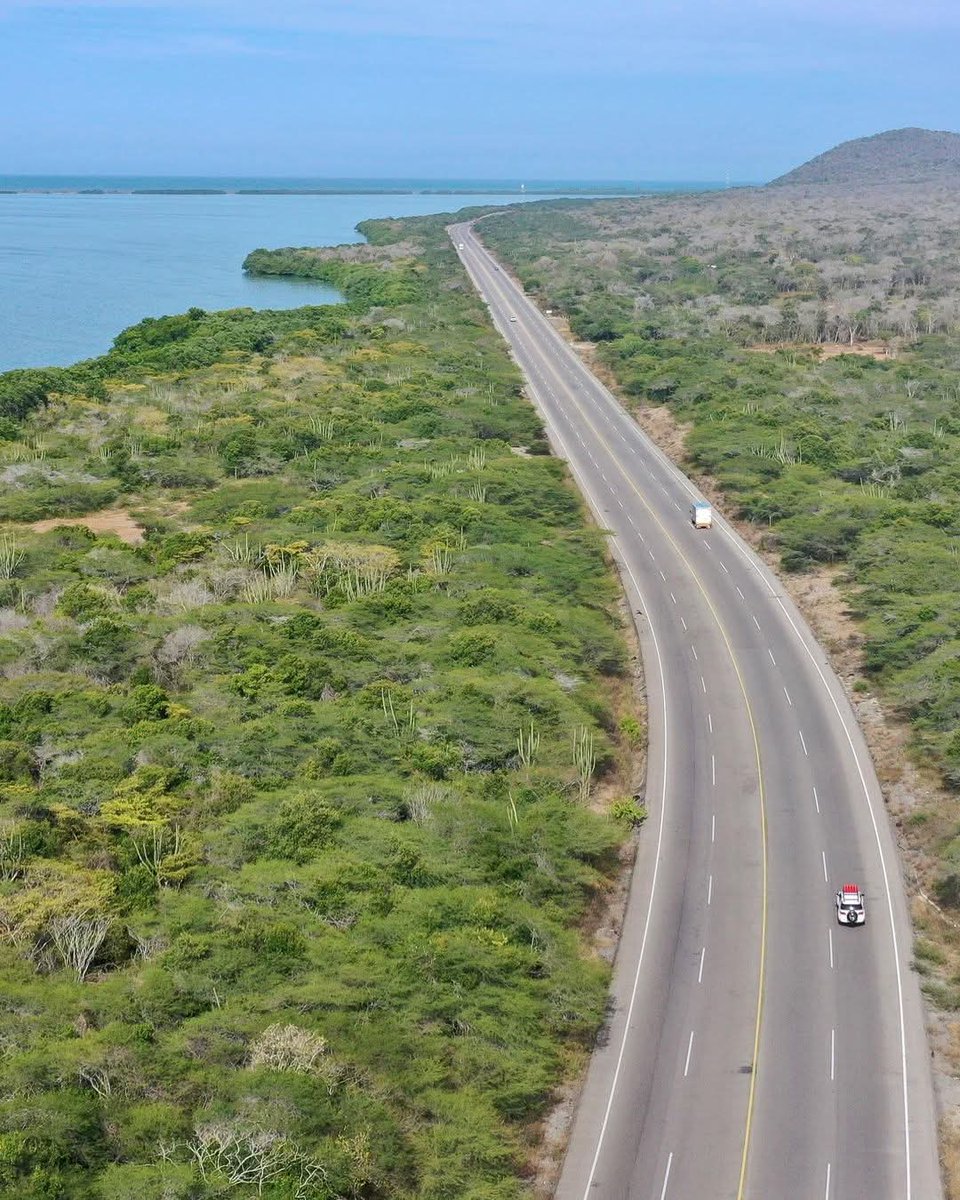 AramburuMorelia's tweet photo. 📷@doslocosdeviaje
Carretera Boca de Uchire , Clarines 
Izquierda vemos la Laguna de Unare, conociendo el estado Anzoátegui Venezuela 🇻🇪 https://t.co/w0eV3Q6Sg7