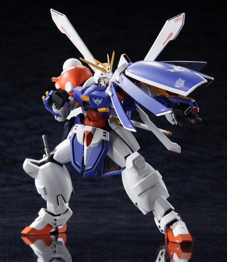 爆熱！ゴッドシャッフルガンダム
ラウリン・ラウテルブルクの使用するガンプラ。シャッフル同盟5体の特徴を凝縮させた究極のゴッドガンダム。ラウリンの他に4人のサポートメンバーが協力し、5人で操縦を行う。