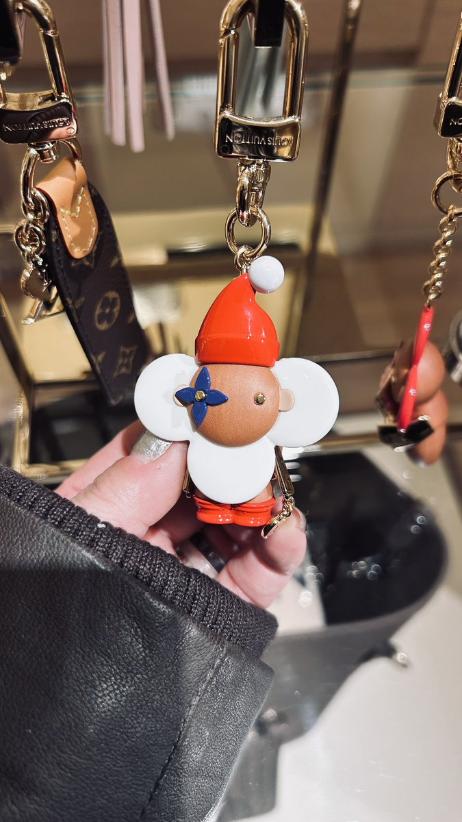 Chocoviv1's tweet image. Yay, others get a chance to pick up the #LouisVuitton x #Felix #lockit bracelet at the store! I had to wait 5 months….