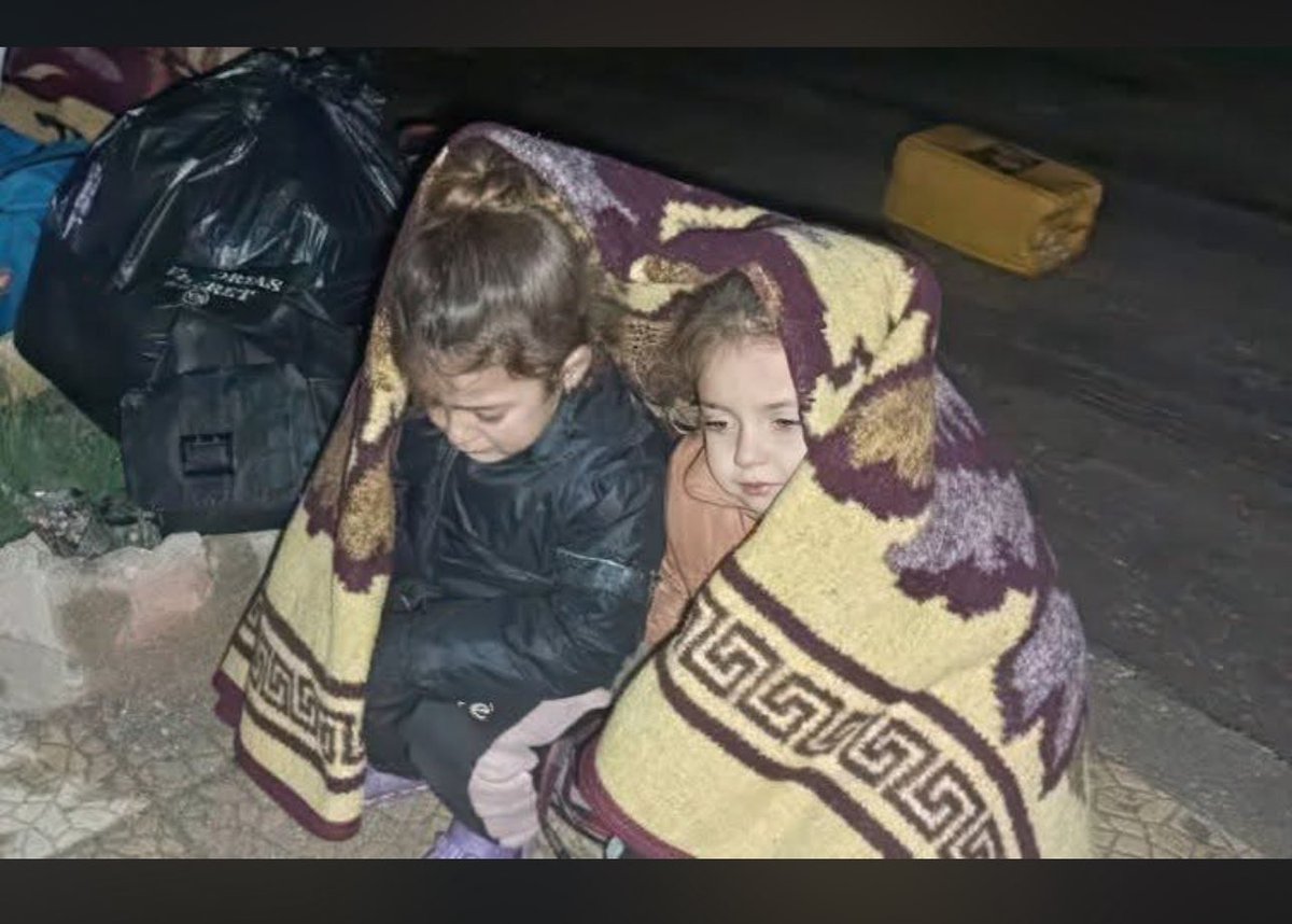 Kobane'deki şu iki masum çocuğu örten o battaniye
bütün ülkelerin 
harita ve sınırlarından daha kutsal
daha değerlidir.

Beni devletler ve sınırlar ilgilendirmez.
Ezilen masumlar ilgilendirir.
On yıllardır gaddarca ezilen ve inkar edilen mazlum Kürt halkı ve hakları ilgilendirir.