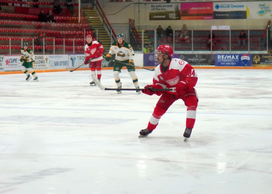 🪧#SJHLRECAP | Four different Red Wings found the back of the net, and Joey Rocha stopped all 33 shots he faced as Weyburn blanked the Humboldt Broncos 4-0 Saturday.

Full league recap - sjhl.ca/saturday-recap…

Photo credit to PortrayedbyPW.

Highlights in recap presented by