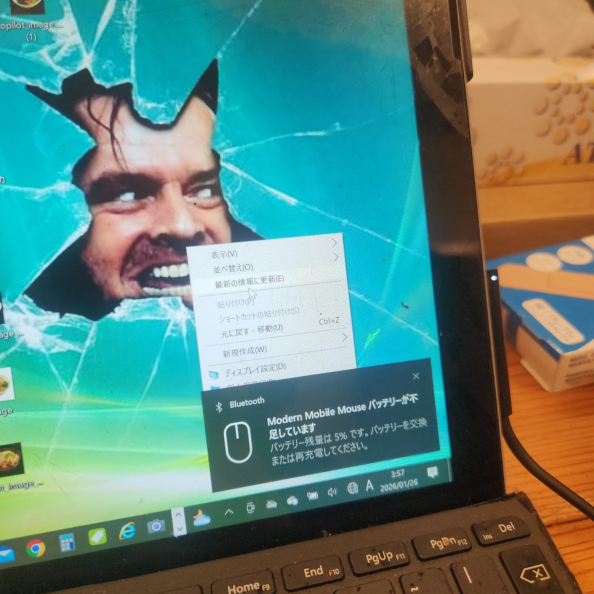 サーフェスGOのモバイルマウスの蓋が脱落するのが嫌でセロテープ止めしていたら、今度は開かなくなったでござる。カッターの刃も受け付けない。ガムテープも通用しない…

電池切れそう😥