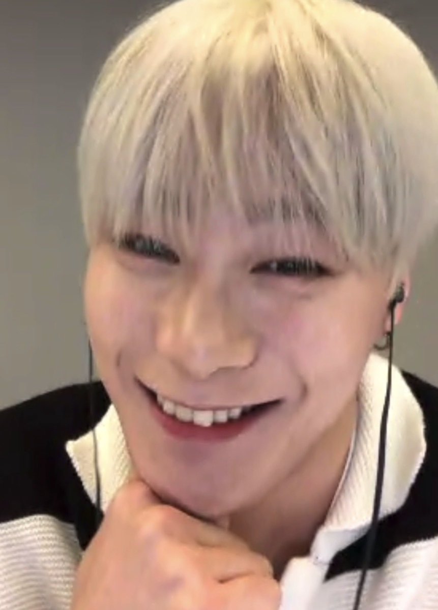 Happy Birthday Binnie 
Your soft smile always made me feel happy and warm
I will always be thankful you became a singer,  you brought so much happiness with your singing, your dancing and your kindness 
#영원히빛나는달_문빈_생일축하해
#문빈_가수해줘서_고마워