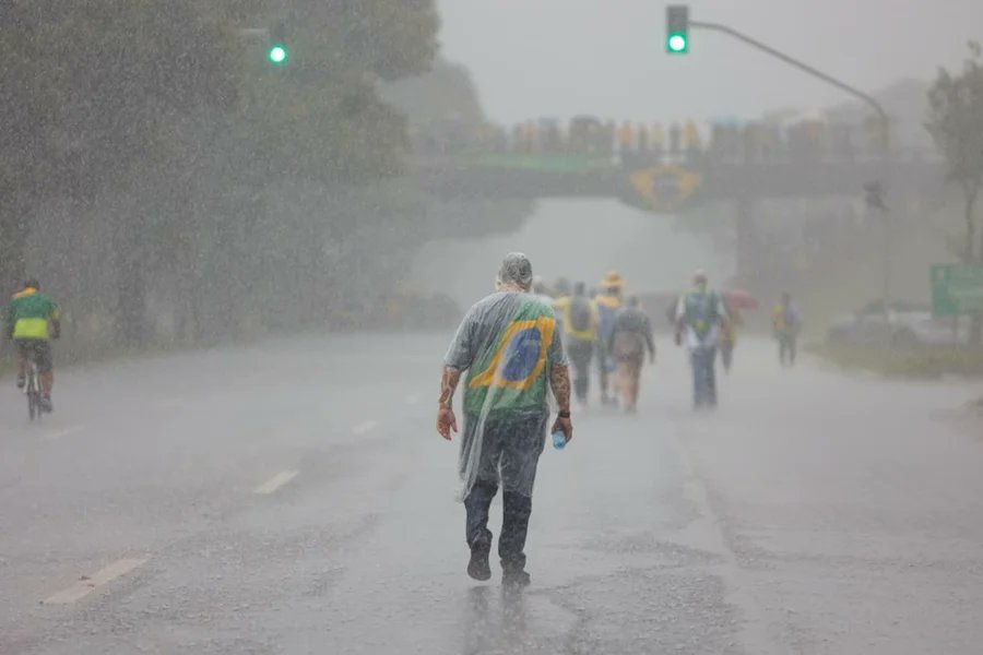 camarotedacpi's tweet image. 🚨⚡ Um raio atingiu bolsonaristas em Brasília nesta tarde. Eles estavam aguardando Nikolas Ferreira no Memorial JK para um protesto pela soltura de Bolsonaro quando um raio atingiu a praça. Três bolsonaristas foram para o hospital.