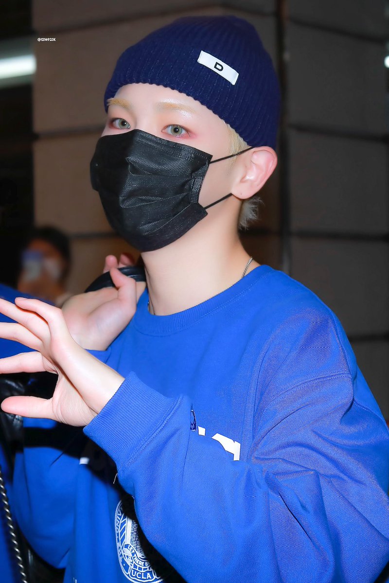 keyomibum's tweet image. 알고나니 귀여워죽겠는 새끼손가락 구부리는 습관..