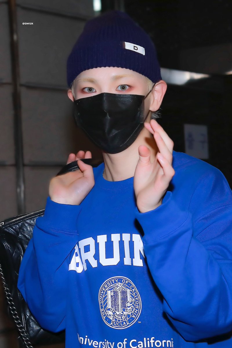 keyomibum's tweet image. 알고나니 귀여워죽겠는 새끼손가락 구부리는 습관..