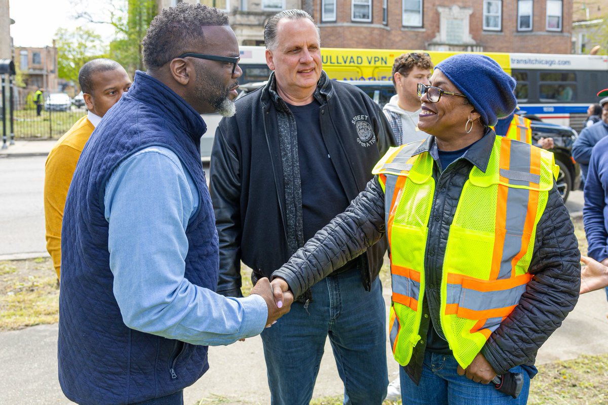 FlipChicagoRed's tweet image. No salt trucks.
Side streets untouched.
Sidewalks unsafe.

Meanwhile, Cole Stallard, Commissioner of Streets &amp;amp; Sanitation, received a $16,000 raise after the 2026 budget passed — despite the city facing a $1.2 BILLION deficit.

Un-plowed streets.
Delayed garbage pickup.
Promises…