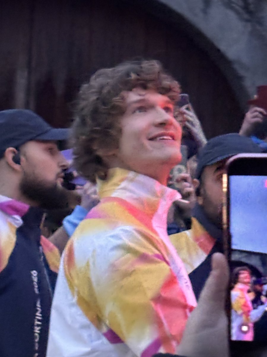 dailyhollanov's tweet image. do you guys mind if i cry a little bit?