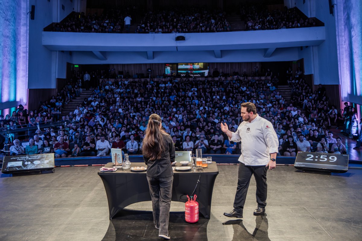 ¿Quién cocina mejor en el mundo? Si pensaste en tu mamá, tu papá o tu abuela, esta charla es para ti.

En Congreso Futuro 2026, el chef Heinz Wuth, creador de Ciencia y Cocina, muestra cómo la ciencia, la memoria y las emociones transforman el sabor. Porque cocinar no es solo
