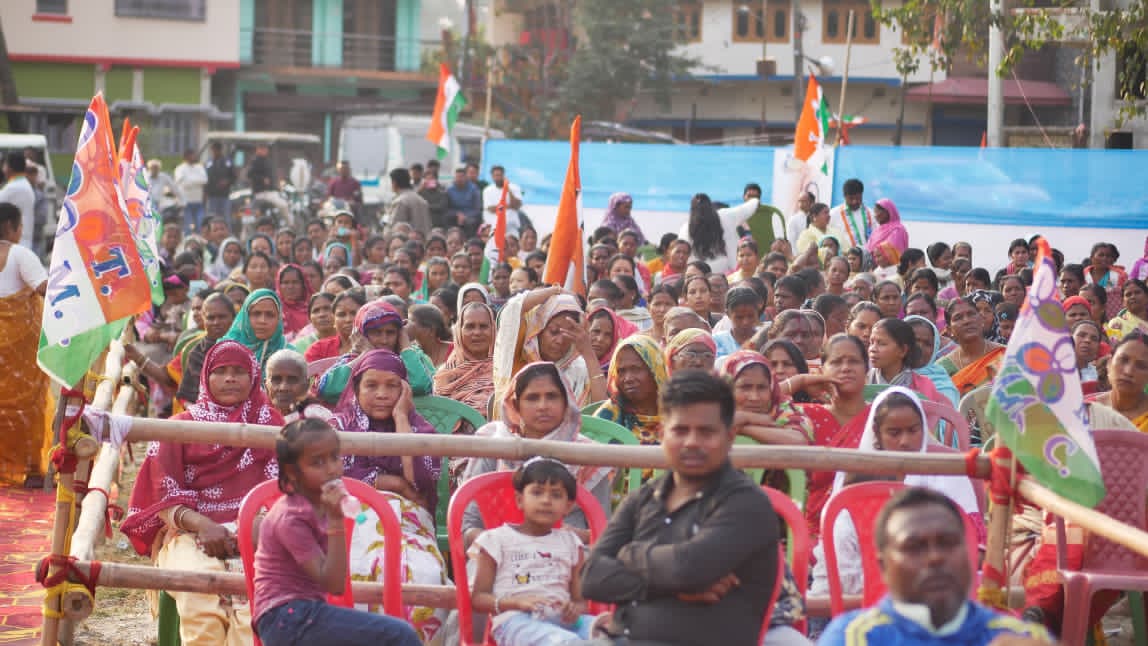 AITCakashH's tweet image. People united against BJP’s attempt to snatch Bengal’s democratic rights.
Our movement forced the Commission to release Logical Discrepancy &amp;amp; Unmapped voter lists.
On @abhishekaitc’s call, massive protest in #Kalchini's New Hasimara.
Joy Bangla! ✊
@MamataOfficial
@AITC_Prasun