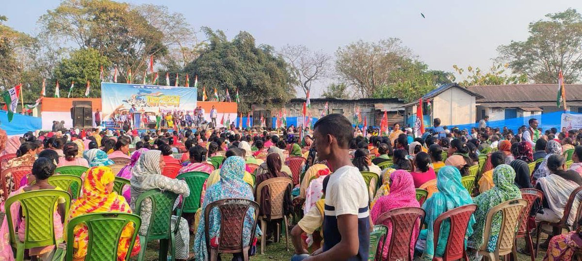 AITCakashH's tweet image. People united against BJP’s attempt to snatch Bengal’s democratic rights.
Our movement forced the Commission to release Logical Discrepancy &amp;amp; Unmapped voter lists.
On @abhishekaitc’s call, massive protest in #Kalchini's New Hasimara.
Joy Bangla! ✊
@MamataOfficial
@AITC_Prasun