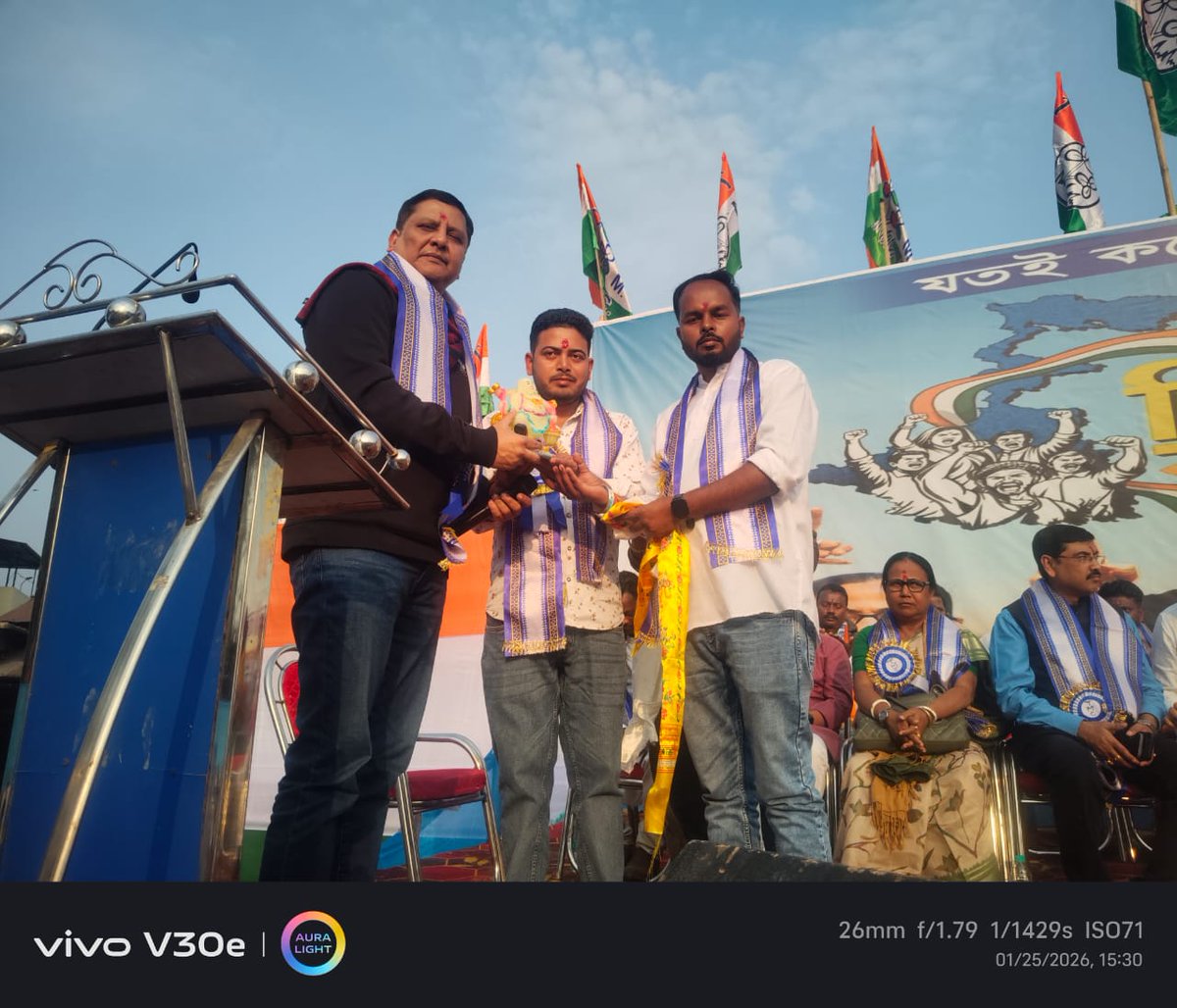 AITCakashH's tweet image. People united against BJP’s attempt to snatch Bengal’s democratic rights.
Our movement forced the Commission to release Logical Discrepancy &amp;amp; Unmapped voter lists.
On @abhishekaitc’s call, massive protest in #Kalchini's New Hasimara.
Joy Bangla! ✊
@MamataOfficial
@AITC_Prasun