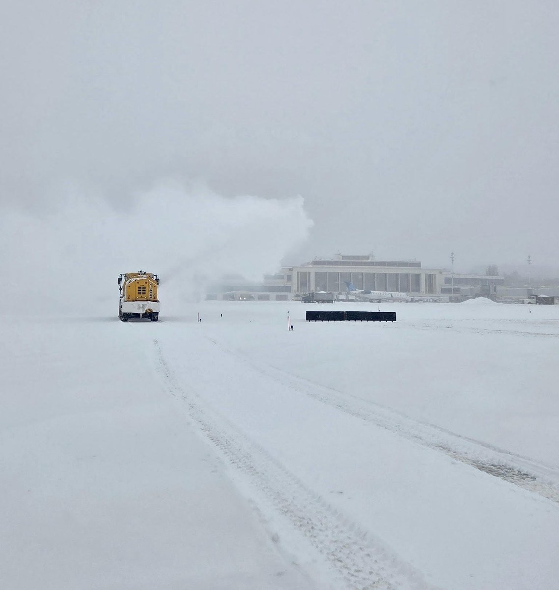 🔴 [ Tempête de neige historique aux USA ]

Fermeture totale des aéroports de Washington Reagan, Memphis, Nashville, 

AUCUN atterrissage depuis 2 heures sur les 3 aéroports new-yorkais.