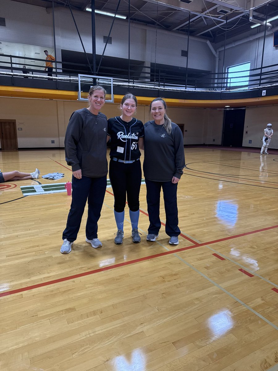 ROLL DUTCH⚓️🧡 Had an AMAZING time back in Holland, MI, for another GREAT camp at Hope!! HUGE thank you to the players and coaches for all their help. <a href="/Brander_HopeSB/">Michelle Brander</a> <a href="/CoachD_HopeSB/">Coach Daugherty</a>