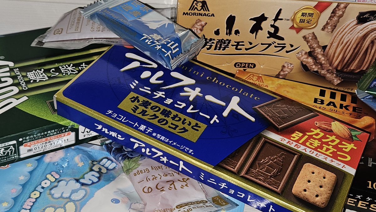 waveofthe_'s tweet image. 이렇게 내 창틀 위에는 말차 포키와 치즈 케이크 과자랑 몽블랑 초콜릿이랑 알포스 초콜릿까지…… 어쩐지 수상할 정도로 옆 나라 에디션이 완성되어버렸으며.