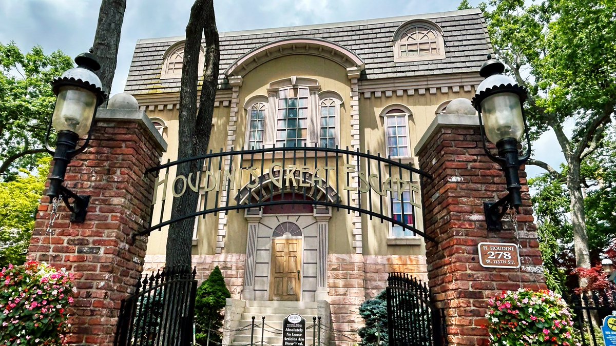 It’s park sign Sunday! Today we have this Houdini’s Great Escape sign at Great Adventure. Tough to see the sign on the metal grate archway but it’s there.🧐
I like the added address on the right pillar. Fun unique ride. Have you been on?🍄🪄🍄