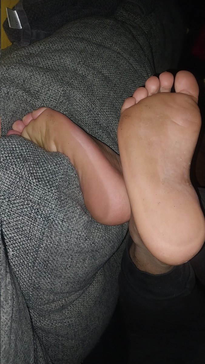 juicygrippers69's tweet image. Worship my feet big boy