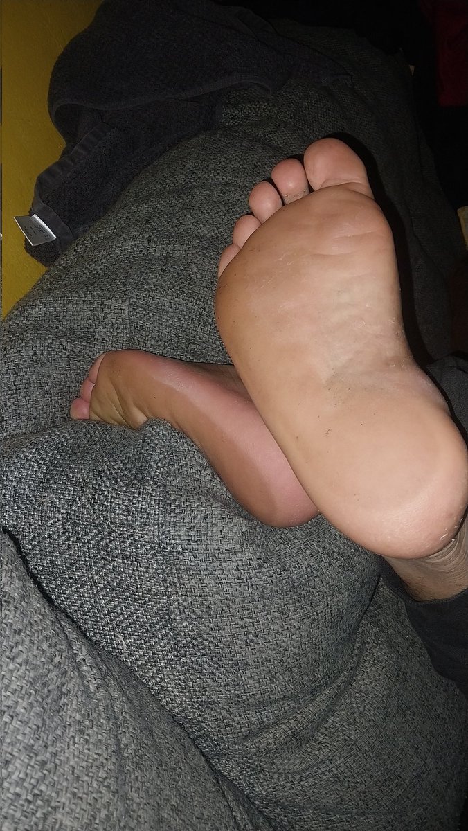 juicygrippers69's tweet image. Worship my feet big boy
