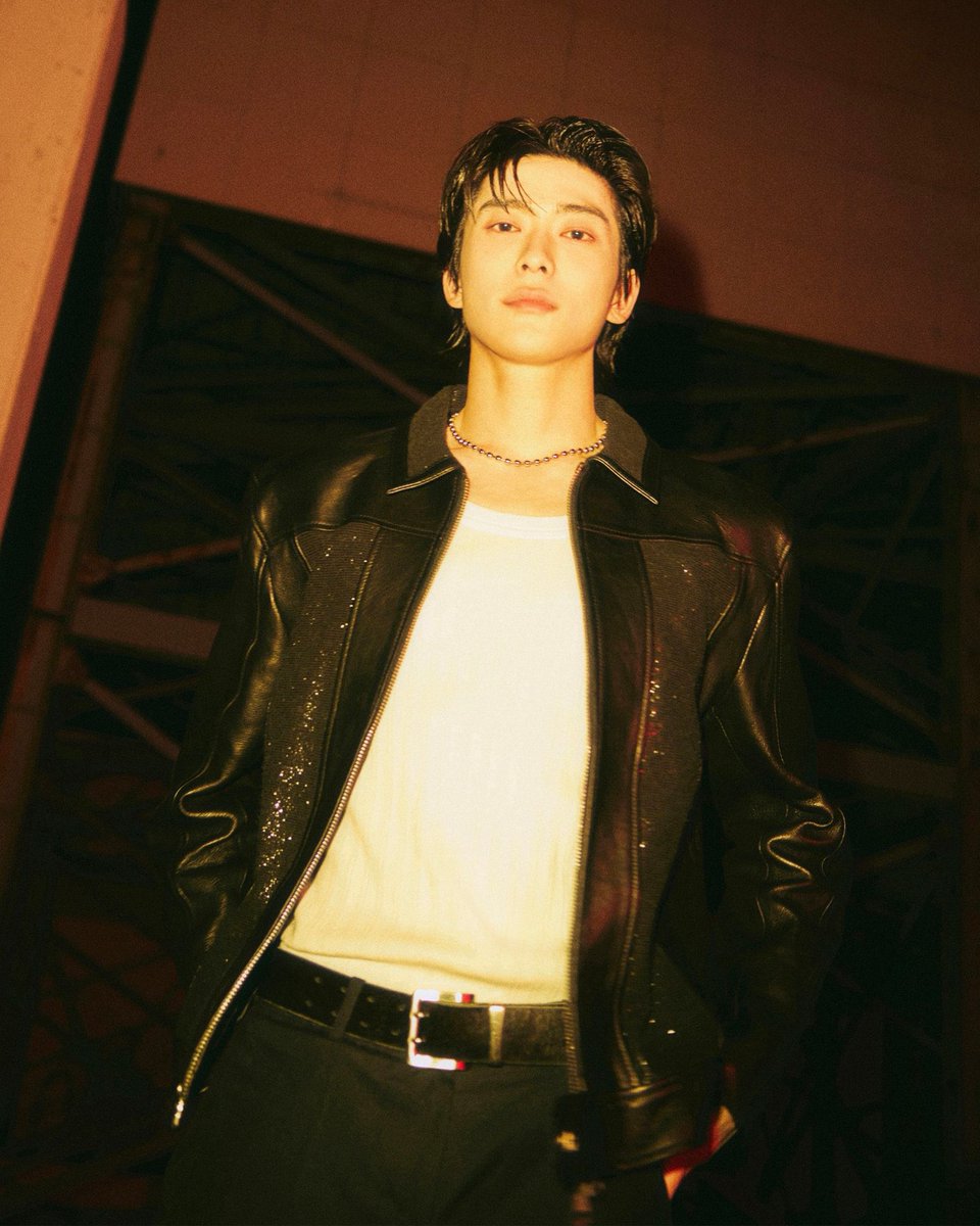 thinking about this insane look of smoke era jaehyun a lot
