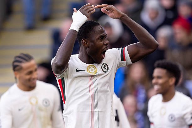 <a href="/TrevohChalobah/">Trevoh Chalobah</a> how many likes to get the boots signed? 🥵😂