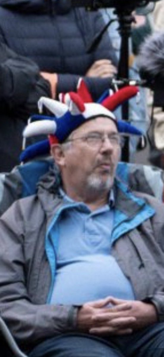 gravebehaviour's tweet image. at least this one dressed for the occasion 🤡