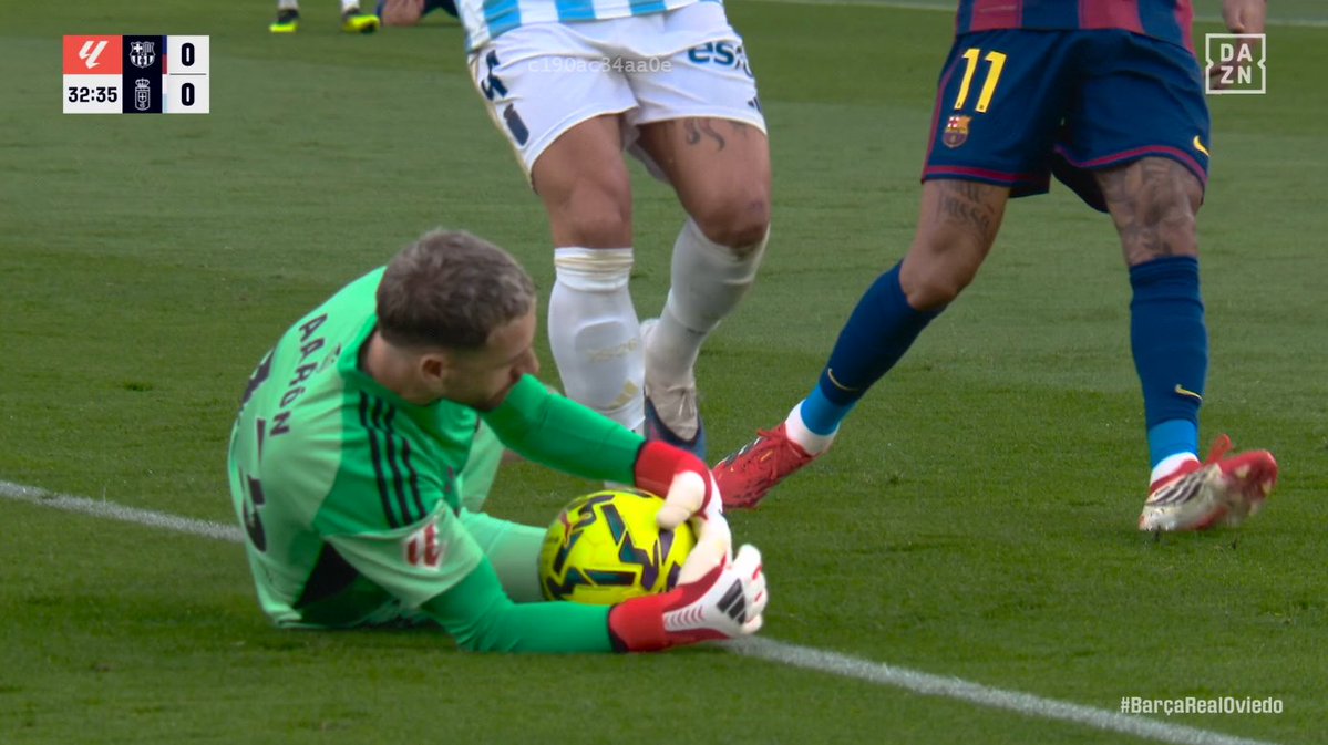 ArchivoVAR's tweet image. ‼️💥 La infracción fantasma que se inventó Martínez Munuera en el Barcelona - Real Oviedo.

❌ El colegiado señaló una mano de Escandell fuera del área que fue imposible que apreciara al estar tapado por el propio portero.

🖥️ El VAR no puede revisar este tipo de acciones.