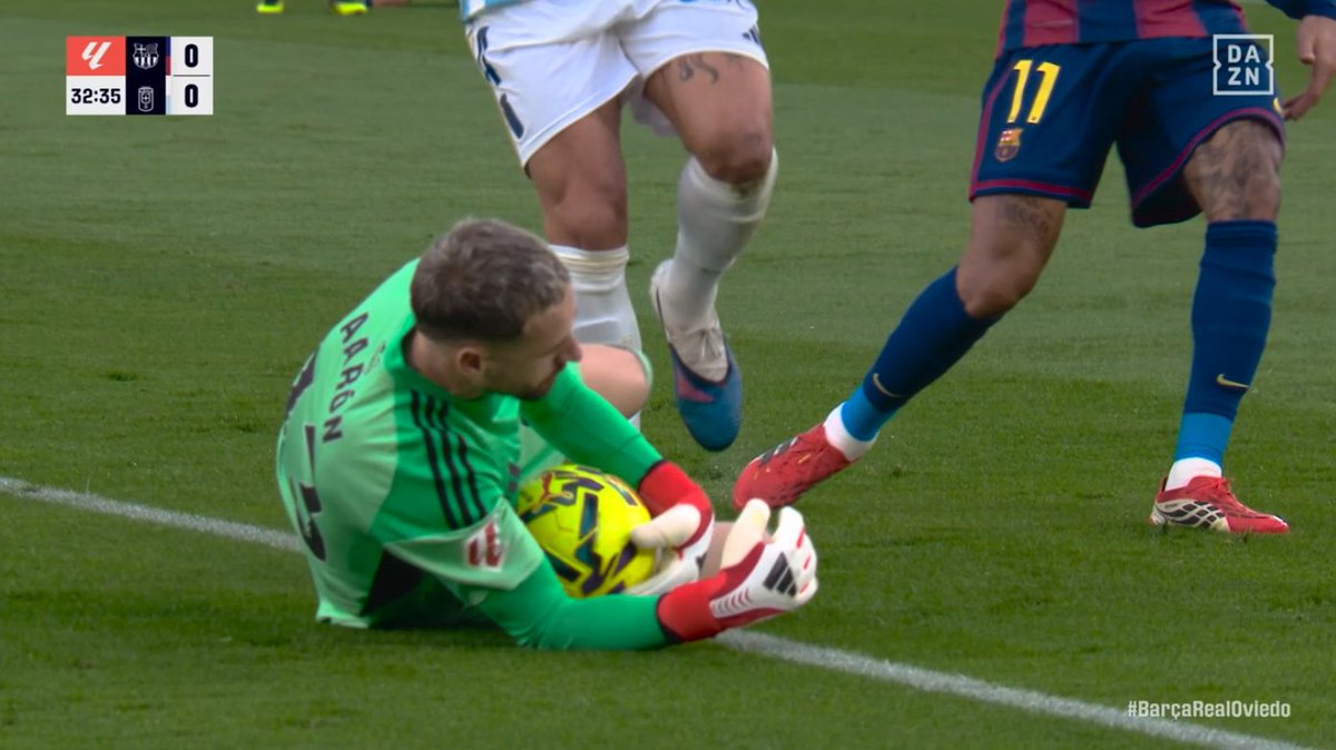 ArchivoVAR's tweet image. ‼️💥 La infracción fantasma que se inventó Martínez Munuera en el Barcelona - Real Oviedo.

❌ El colegiado señaló una mano de Escandell fuera del área que fue imposible que apreciara al estar tapado por el propio portero.

🖥️ El VAR no puede revisar este tipo de acciones.