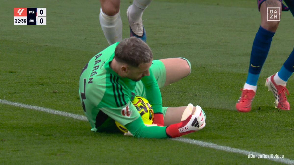 ArchivoVAR's tweet image. ‼️💥 La infracción fantasma que se inventó Martínez Munuera en el Barcelona - Real Oviedo.

❌ El colegiado señaló una mano de Escandell fuera del área que fue imposible que apreciara al estar tapado por el propio portero.

🖥️ El VAR no puede revisar este tipo de acciones.