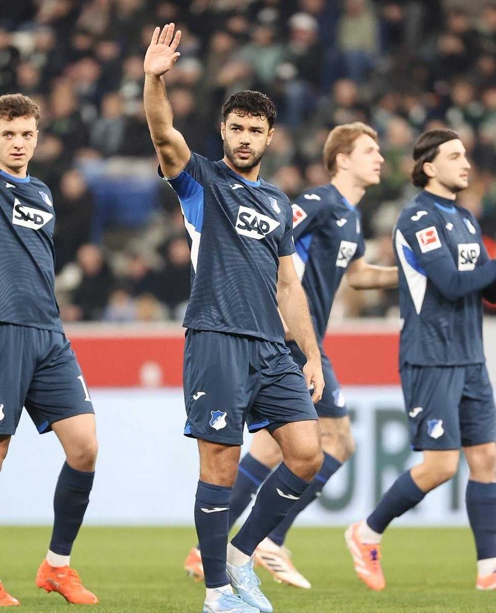 Galatasaray'ın stoper rotasyonu 3 oyuncudan; Abdülkerim, Sanchez ve Arda Ünyay'dan ibaret. Lemina orta saha için şart, Singo nasıl dönecek ve tekrar sakatlanıp sakatlanmayacak mı belirsiz. Kaan Ayhan'ı futbol bıraktı. Ekstradan UEFA'ya da yazılabilrcekken, çare #OzanKabakCimboma